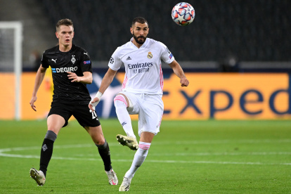 Karim Benzema, del Real Madrid, de mostró incisivo ante los germanos.