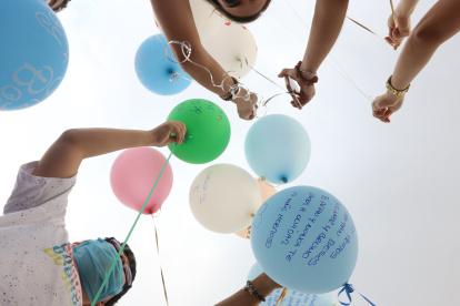 Cita. Un grupo de padres se reunió en el parque Samanes para soltar globos en memoria de sus hijos que fallecieron en el vientre o a los pocos días de nacidos.