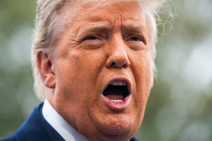 El presidente de Estados Unidos, Donald J. Trump, habla con la prensa en la Casa Blanca en Washington (EE.UU.), hoy 27 de octubre de 2020.