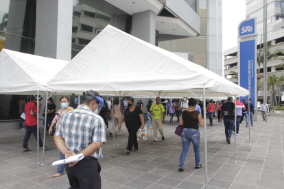 Las colas en el Servicio de Rentas Internas provocan quejas de los usuarios.