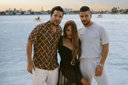 Alejandro y Mauricio junto a Danna Paola.