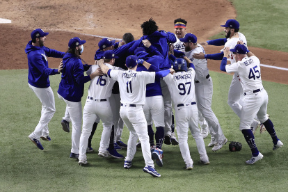 Los jugadores de los Rays celebrando en pleno la consecusión del título # 7 en su historia