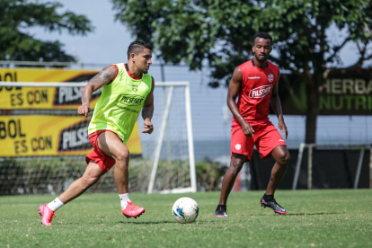 Mario Pineida (i), lateral de Barcelona, no estará el domingo a Liga de Quito pues debe cumplir un partido de suspensión.