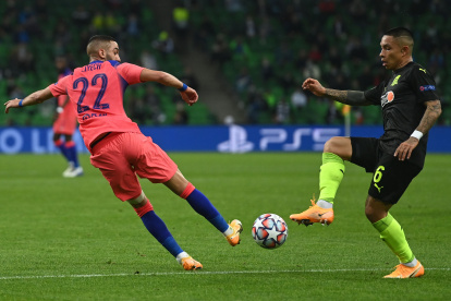 Cristian Ramírez (d), poco pudo hacer para evitar la caída por goleada del Krasnodar.