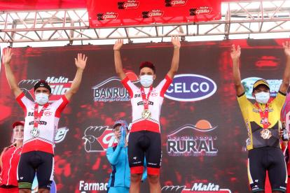 Martín López (c) y Byron Guamá (i) hicieron el 1-2 tricolor en la sexta etapa de la Vuelta a Guatemala.