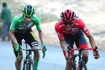 El esloveno Primoz Roglic (i) y Richard Carapaz tuvieron un emocionante duelo en busca del triunfo de la octava etapa de la Vuelta, en el exigente alto de Moncalvillo.
