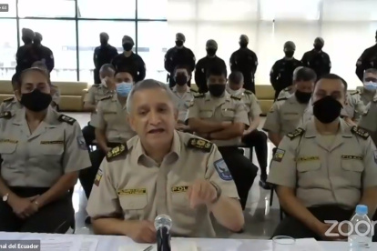 Comparecencia. En un alarde de unidad de cuerpo propio de esta administración, el jefe de la Policía estuvo acompañado por todo el mando.