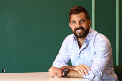 Recientemente elegido Guayaco Sexy 2020, este abogado no sabe si ha roto o no corazones.