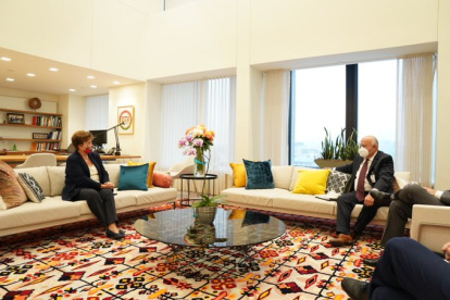 La directora del organismo, Kristalina Georgieva, junto al ministro de Economía y Finanzas, Mauricio Pozo, en las oficinas del FMI, en Washington.