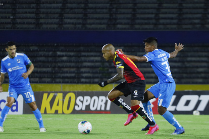 Ely Esterilla (c) ya no tenía espacio en Barcelona y decidió ir a Deportivo Cuenca para sumar minutos en cancha y tratar de salvar al equipo del descenso.