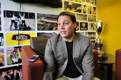 Carlos Alfaro Moreno, titular canario, revela la actual situación financiera y futbolística de Barcelona.