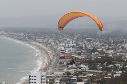 Opciones. Entre las actividades que pueden realizar los turistas en Crucita es volar en parapente.