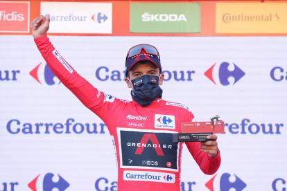 Richard Carapaz, ciclista ecuatoriano, sigue firme en el liderato de la Vuelta a España.
