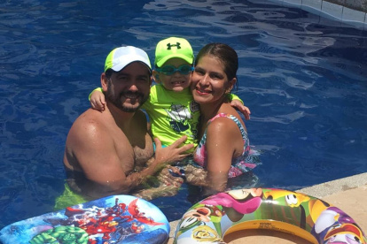Liz Valarezo con su esposo Christian y su hijo Samuel.