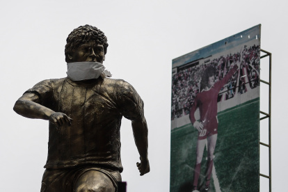 En el Barrio de la Paternal, de la ciudad de Buenos Aires, lugar donde vivió Diego Maradona, hay una estatua de él.
