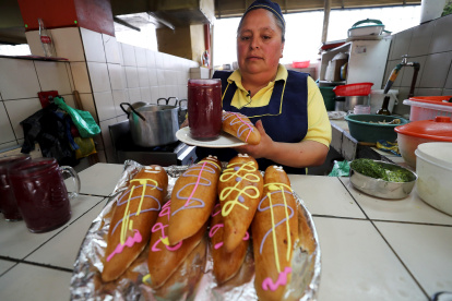 La guagua de pan se acompaña de la icónica colada morada.