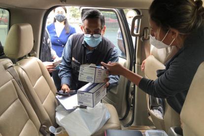 La intendencia de Policía y Arcsa decomisaron pruebas de Covid, que se hacían en una camioneta, y que no tenían registro sanitario.