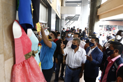 AUTORIDADES MUNICIPALES HACEN UN OPERATIVO EN LA BAHIA PARA CONTROLAR EL DISTANCIAMIENTO SOCIAL Y EL USO CORRECTO DE LA MASCARILLA/JIMMY NEGRETE/GUAYAQUIL-ECUADOR