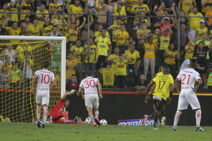 Barcelona goleó 5-0 a Liga de Quito en el regreso de Brahian Alemán al Monumental. La fiesta se completó con el penal que Lanza atajó al volante uruguayo.