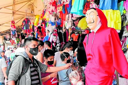 Centro. Los locales ubicados por el mercado central tienen clientes, pese a las restricciones por el coronavirus.