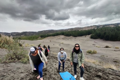 Turistas se divierten en el desierto de Palmira, en la provincia de Chimborazo.