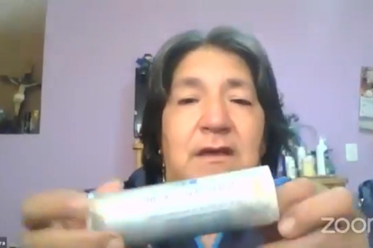 Testimonio. Imelda Rivera, madre de un fallecido en octubre pasado, con una bomba lacrimógena caducada.