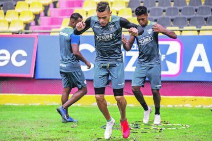 El delantero uruguayo será el principal referente del ataque de Barcelona, esta noche ante Liga de Quito, en el estadio Monumental.