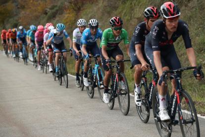 Persecución. El ciclista ecuatoriano (c) se mantuvo en el tercer pelotón donde estuvieron todos los punteros de la clasificación general. Hoy espera cerrar la montaña para descansar.