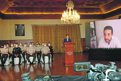 Espectáculo. Romo no se dio por satisfecha con el Zoom. Su comparecencia fue toda una puesta en escena.