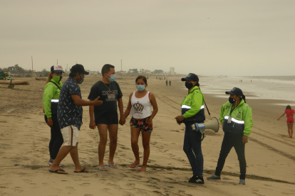 Acogida. Pese a que en Salinas esperaban la llegada de más personas, la playa lució casi vacía hasta la tarde de ayer.