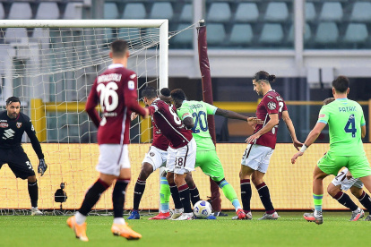 Felipe Caicedo (C) anota el 4-3 de la Lazio sobre el Torino, este domingo 1 de noviembre de 2020 por la Serie A