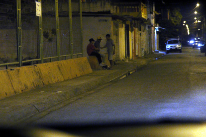 Entorno.  A las áreas verdes llegan jóvenes consumidores de drogas que ahuyentan las visitas de niños y grupos familiares, coinciden vecinos y policía del sector.