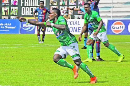 Los jugadores de Orense celebran el primer gol ante Olmedo, en el estadio Nueve de Mayo de Machala