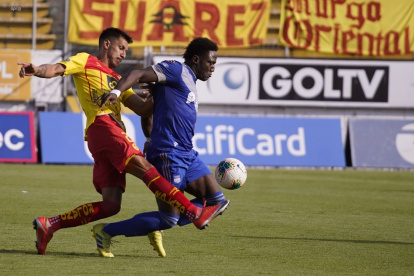 Jugadores luchando por el esférico entre Aucas y Emelec.