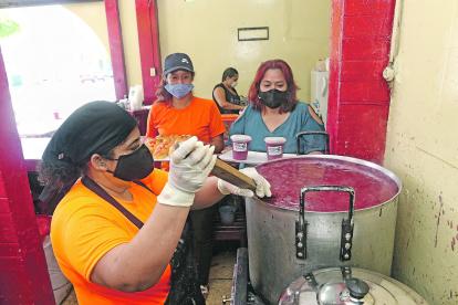 Hueca. Elena Naranjo (derecha), dueña del local Colada Morada, ubicado en Francisco Marcos y Guaranda, junto a tres de sus colaboradoras.