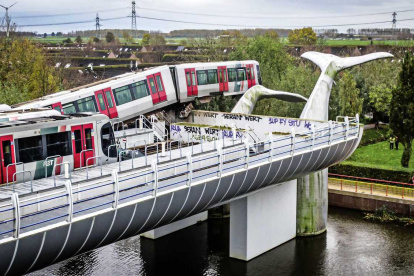 El tren "se disparó al acercarse" a la estación de De Akkers alrededor de las 12.30 am hora local .