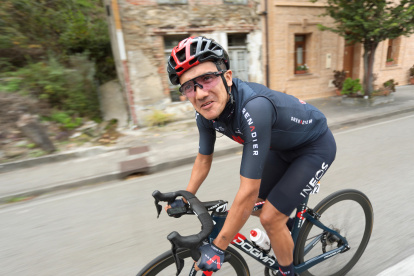 El ciclista ecuatoriano, Richard Carapaz, recupera las energías para darle con todo a la recta final de la última grande del año