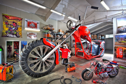El italiano Fabio Reggiani posa junto a la moto más grande del mundo (5,10 metros y un peso de 5,5 toneladas)