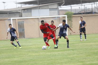 Partido. Los jugadores de CTE (azul) y Once Phillips protagonizaron uno de los duelos en la reanudación de la Amateur League UCSG. El triunfo fue para los primeros por 1-0.