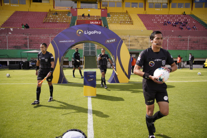 Álex Cajas (d), árbitro central del compromiso entre Aucas y Emelec, recibió algunas críticas en vista de que para muchos exageró al mostrarle una tarjeta roja a Marlon Mejía, zaguero central del Bombillo.