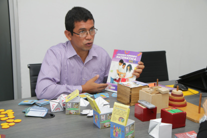 Cubos, fichas, cartas y textos son los materiales del proyecto ‘Jugando aprendo’ que aplica el maestro Ney Coto en la enseñanza de Matemática. 

PERIODISTA : MARTHA TORRES 

FECHA : 18/10/2020 

Agencia (ag-extra)