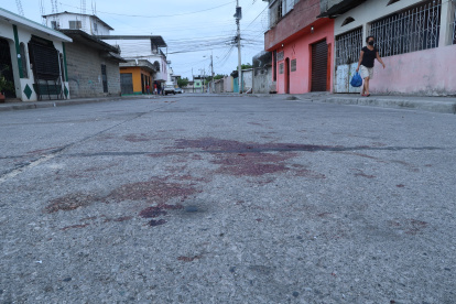 Violencia. A través de uno de los hoyos de bala se observa los arreglos de la matiné que hasta ayer aún se mantenían.