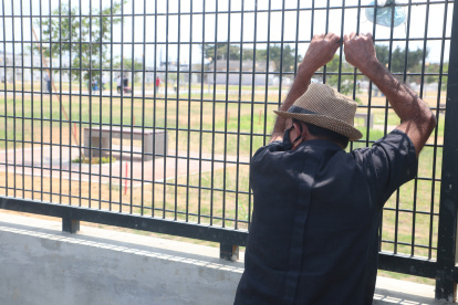 Hecho. Algunas personas recordaron a sus fallecidos desde la puerta de los camposantos.