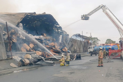 Incendio en Durán deja graves pérdidas. Los bomberos continúan con su labor.
