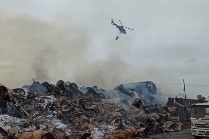 Más de 500 bomberos han participado en apagar el incendio.