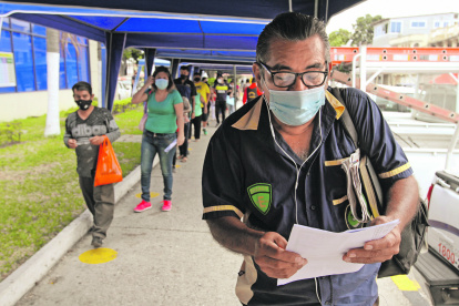 Alfredo Carrasco, presidente de la Asamblea de los Usuarios, cuando el pasado viernes 30 de octubre, fue a reclamó por planillas infladas de energía eléctrica.