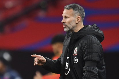 Ryan Giggs, entrenador de Gales, no estará en el banquillo en los próximos tres partidos de su combinado.