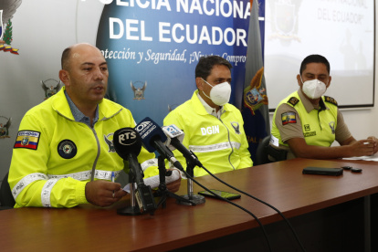 El subdirector General de Inteligencia, general Víctor Araus Macías; el director Nacional de la Dinased, general Fausto Olivo Cerda y el comandante de la Zona 8 de Policía, Cesar Zapata Correa.