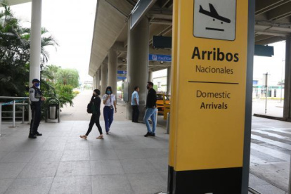 Tránsito. Aunque los vuelos se reactivaron en Guayaquil, aún es muy bajo el número de pasajeros que ingresan y salen desde el aeropuerto José Joaquín de Olmedo.