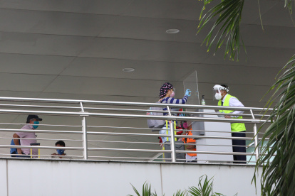 Controles. Las medidas de seguridad sanitaria son permanente, a causa del coronavirus. Esta es una de las estaciones de control en el aeropuerto José Joaquín de Olmedo.